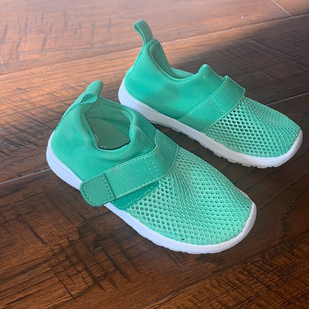 Cat & jack water shoes size 7
